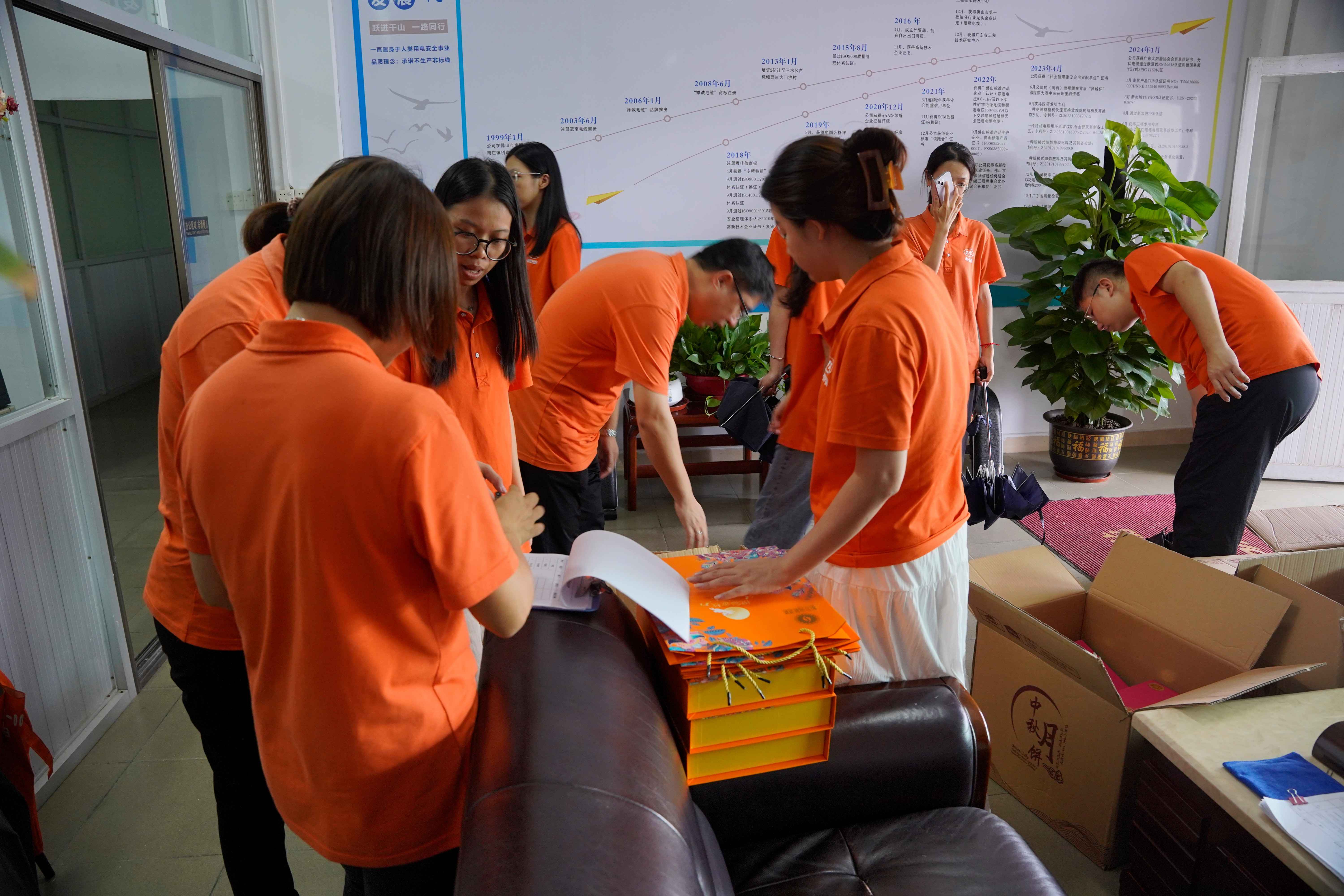 情滿中秋，月餅飄香丨禪誠電纜為員工發放月餅，傳遞關愛